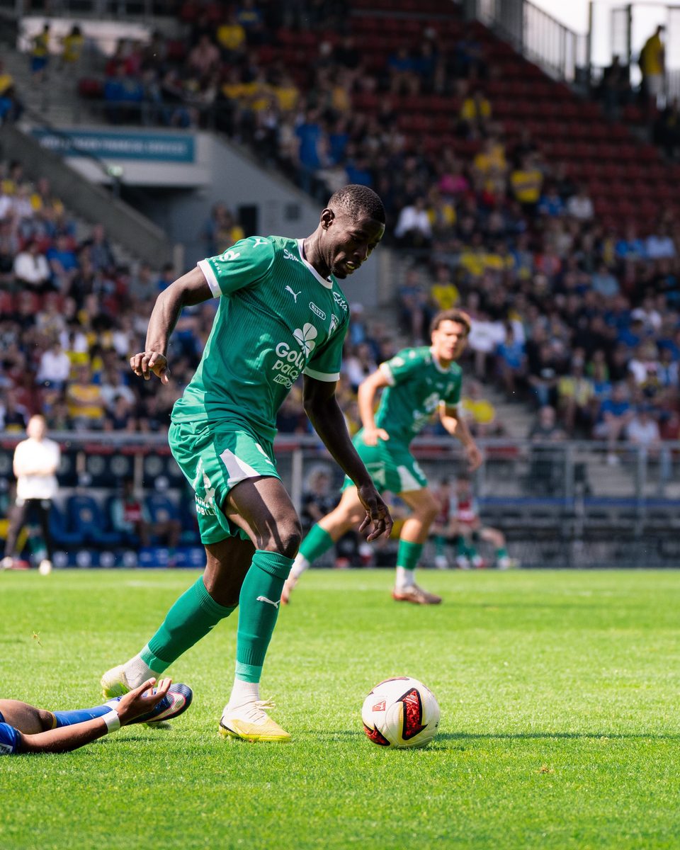 Mame Wade driving forward with the ball for RAAL La Louvière