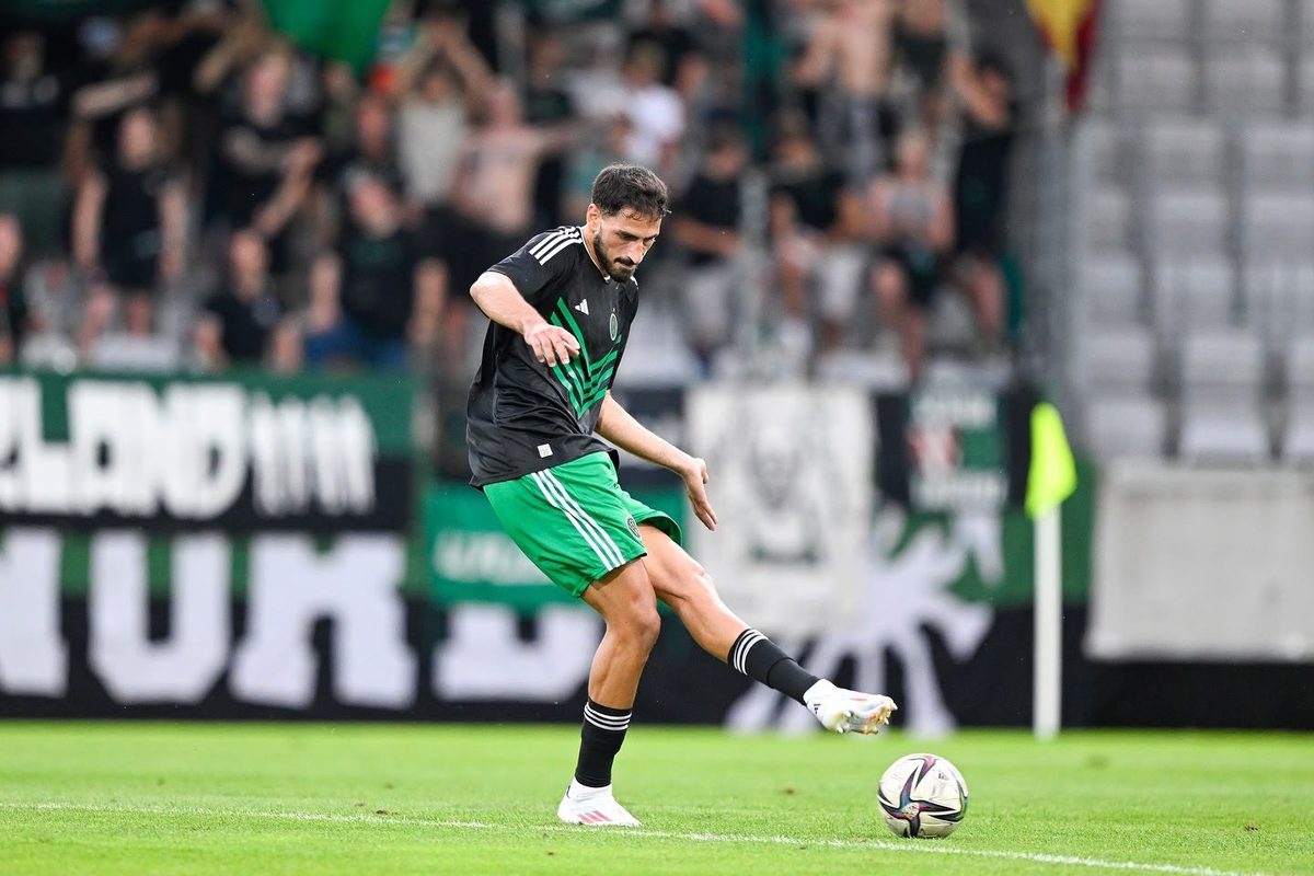 Hassine Refai striking the ball for Stade Tunisien