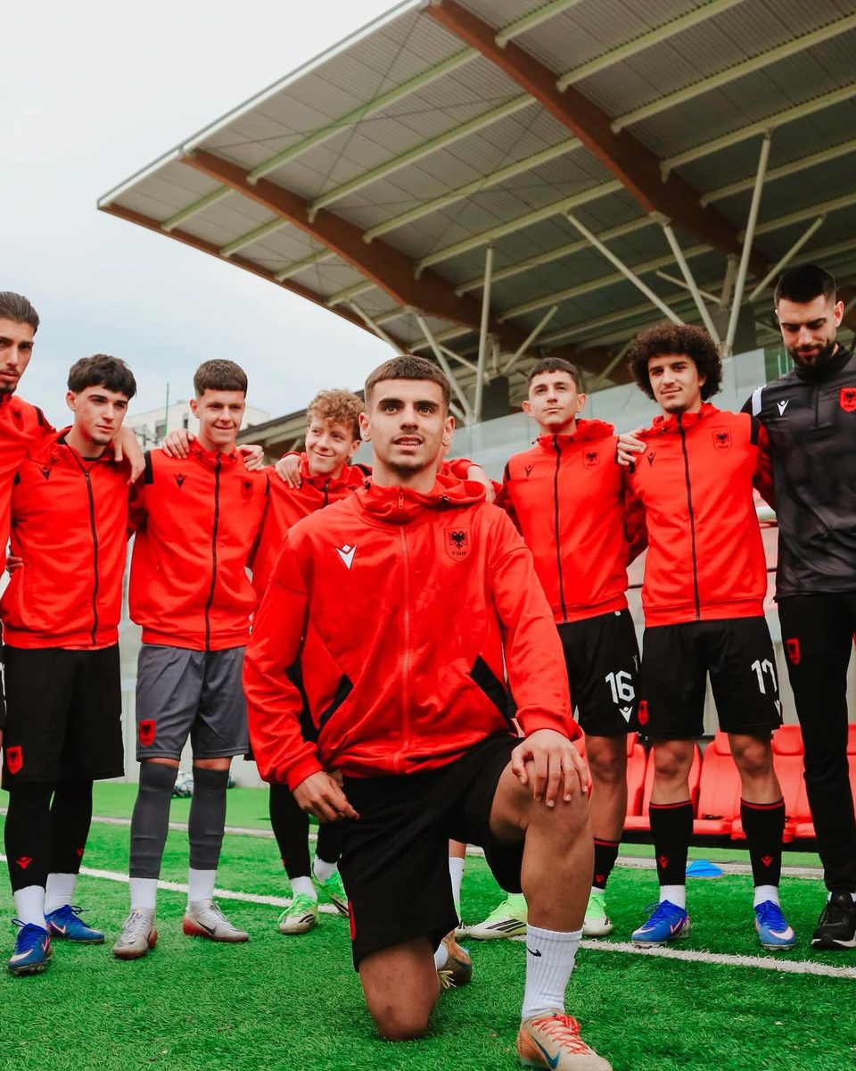 Elson Himalayar kneeling in front of the Albania U17 squad